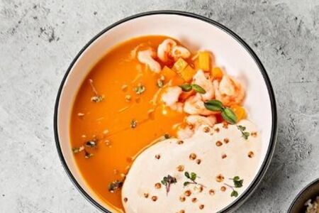 Тыквенный суп с муссом из бекона и креветками