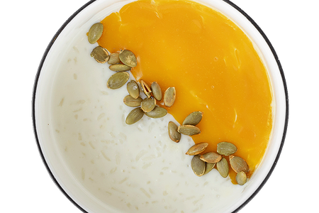 Рисовая каша на кокосовом молоке с соусом манго и тыквенными семечками