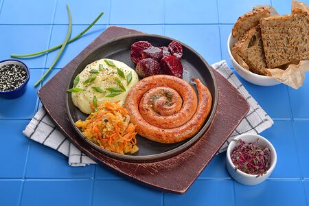 Кенигсбергская колбаска с пюре и тушеной капустой