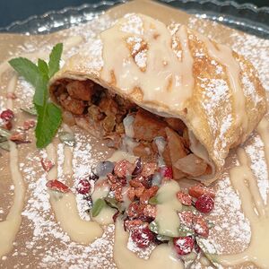 Штрудель с ванильным соусом