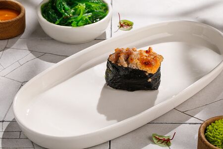 Запеченные суши с тунцом