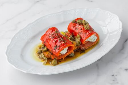Печёные перцы рамиро с домашним сыром и каперсами