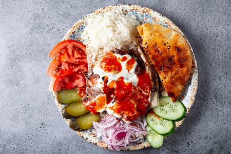 Дёнер на тарелке с говядиной