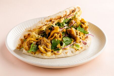 Пита с куриным бедром и соусом карри