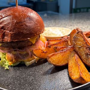 Бургер с говядиной, картофелем по-деревенски и чесночным соусом