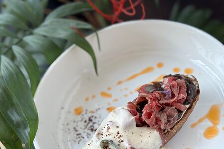 Брускетта с татаки из говядины 