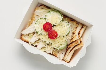 Тост с куриным филе и свежим огурцом 