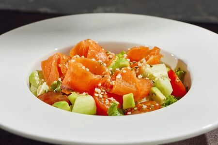 Салат с форелью и авокадо