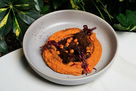 Сердце оленя с вишневым демигласом, хумусом и попкорном из нута