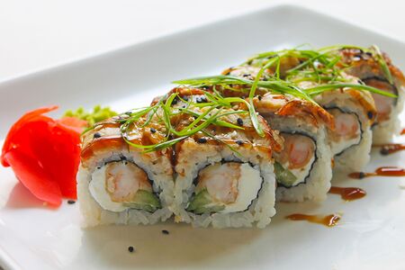 Ролл с угрем и креветками
