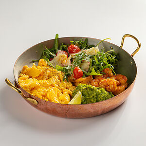 Скрэмбл с креветками и гуакамолле