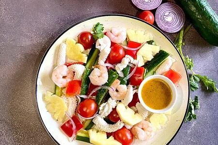 Салат с ананасами и морепродуктами