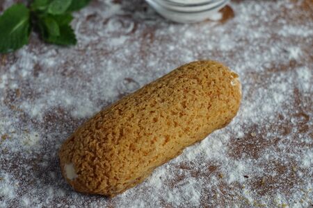 Эклер с кракелюром