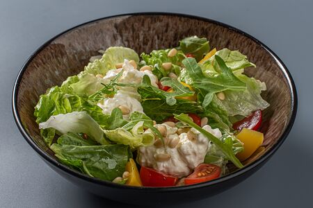 Салат с персиком на гриле и страчателлой