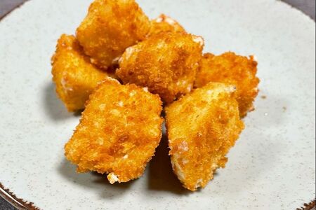 Треугольнички моцарелла в хрустящей крошке