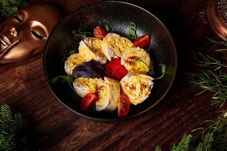 Рулет из курицы с крабовым мясом в мандариновом соусе