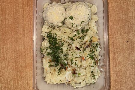 Макароны в сливочном масле с тефтелями 