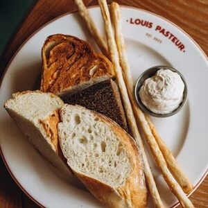 Хлебная корзина с копченым маслом