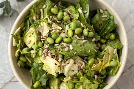 Зеленый салат с яблоком