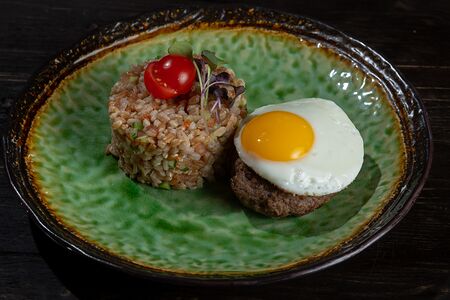 Бифштекс с яйцом и полбой