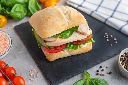 Гранд - сэндвич с чиабаттой, куриным филе, листьями салата, овощами и корнишонами