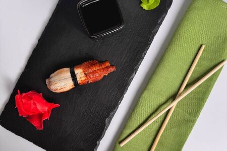 Суши с угрем