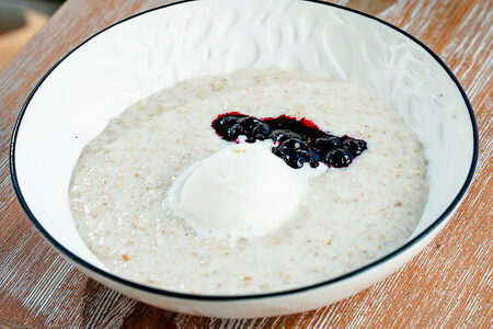 Каша овсяная с черной смородиной