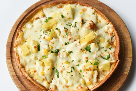 Пицца с курицей и ананасами