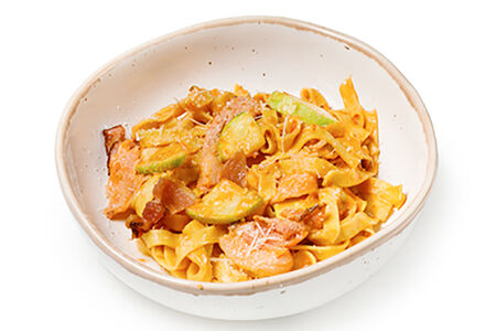 Паста с беконом и овощами