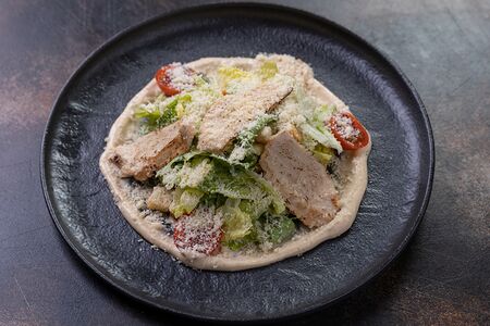 Салат Цезарь с цыпленком