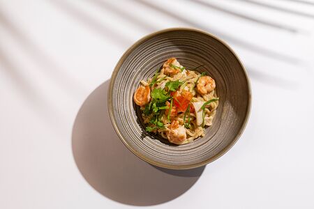 Удон с кальмаром и креветкой, сливочный соус