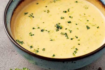 Сырный суп с брокколи и гренками