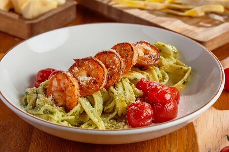 Паста с креветкми и томатами