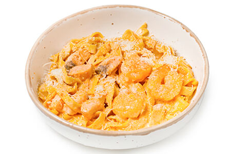 Паста с семгой и креветками