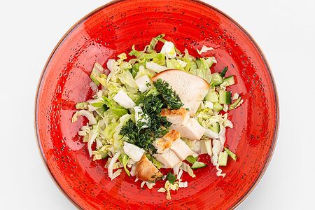 Салат с курицей под ольховым дымком и адыгейским сыром