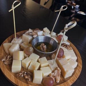 Доска сыров-чеддер, пармезан, фермерский сыр, сыр с голубой плесенью