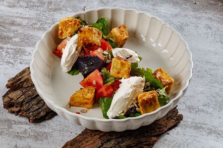 Салат с бакинскими томатами, сливочным сыром и хрустящими баклажанами