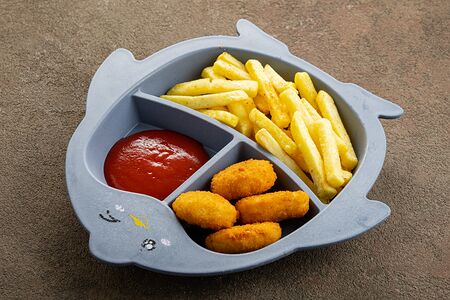 Куриные наггетсы с картофелем фри