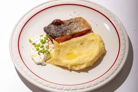 Стейк из лосося с пюре из картофеля и соусом тартар