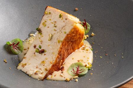 Чизкейк с соленой карамелью и фисташкой