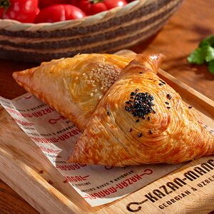 Самса с начинкой из сочного куриного фарша