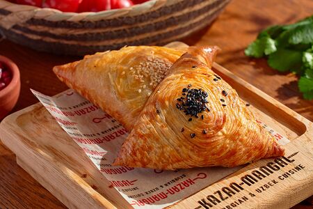 Самса с начинкой из сочного куриного фарша