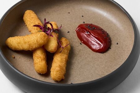 Сырные палочки с кетчупом