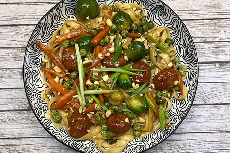 Удон с митболами в устричном соусе