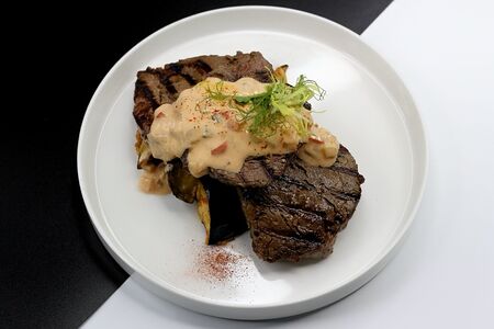 Медальоны, сальса с баклажанами 