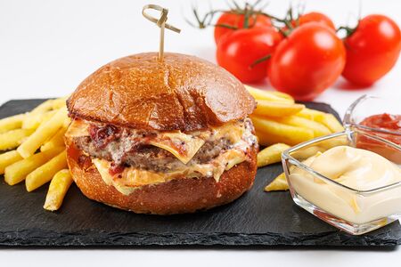 Биф Бургер клюквенный спайси