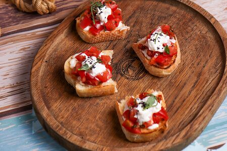 Тапас с томатной сальсой и страчателлой 