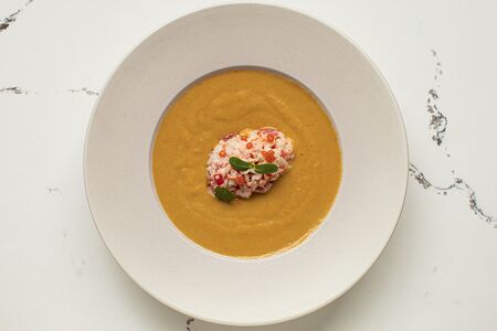 Гаспачо из желтых томатов с креветками