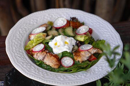 Салат с угрем и страчателлой 