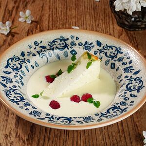 Запеканка, ванильный соус, ягоды